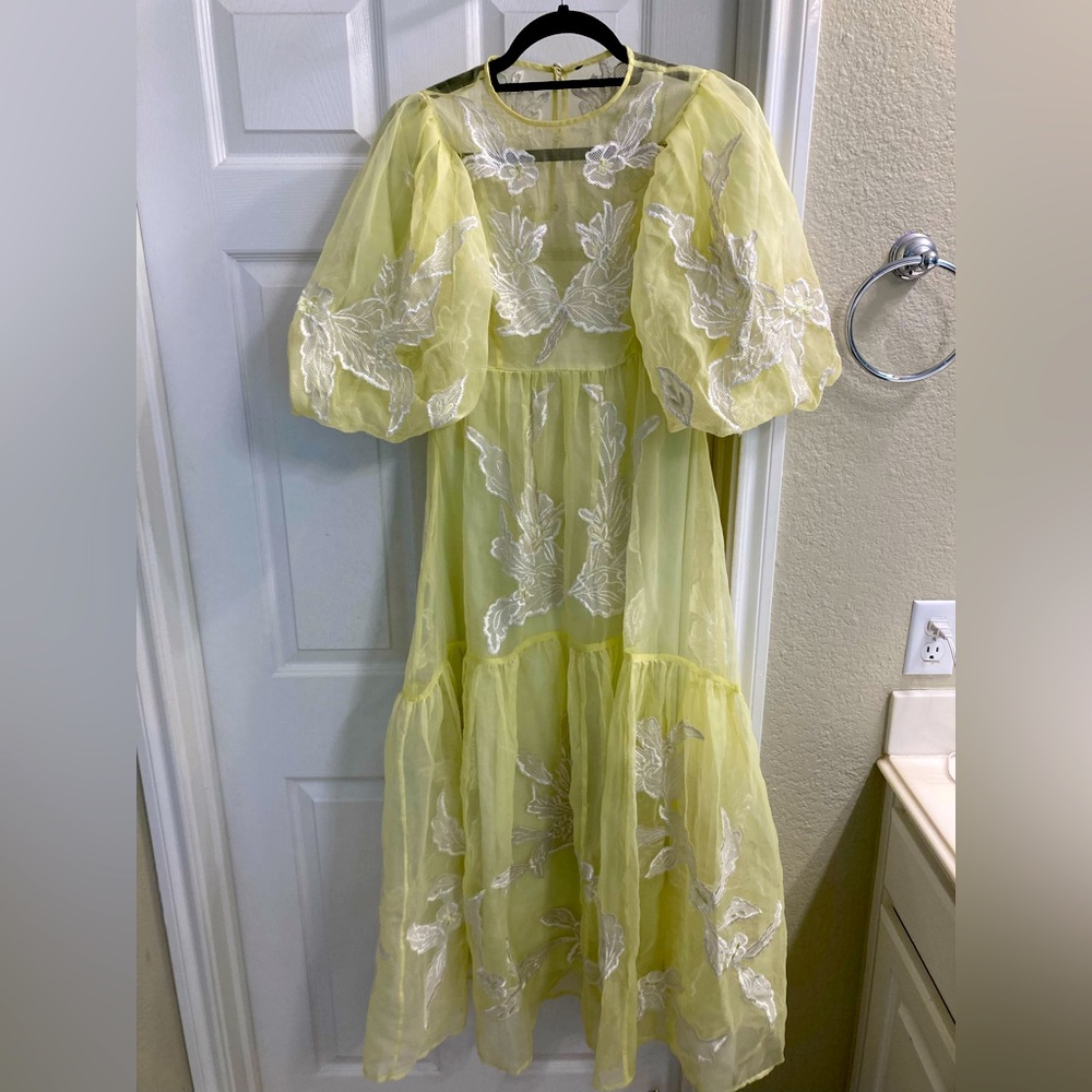 EDITION Embroidered Appliqué Puff Sleeve Tiered Gown Size 4